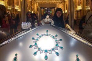 Louvre Highlights & Mona Lisa Access with Expert Guide - Stop 1: The Louvre Museum Highlights You’ll Remember (Sphinx to Winged Victory)