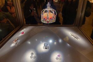 Louvre Highlights & Mona Lisa Guided Tour - Finding your group at Cour Napoléon (the part that can’t be skipped)