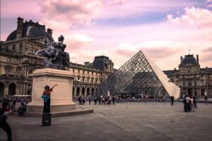 Louvre Museum Experience – Group, Private, or Solo - Inside the Louvre: how the highlights tour saves you from aimless wandering