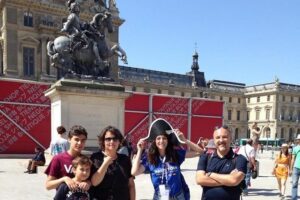 Louvre Museum Private 2-h Tour on Italian Art and masterpieces - Entering the Louvre: Cour Carrée to a Focused Start
