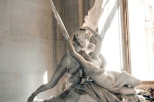 Mona Lisa and Treasures: Louvre Museum Experience 6-people Max - The guide’s role: why this tour helps you not get lost