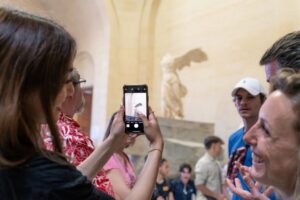 Paris: Guided Tour of the Must-Sees of the Louvre Museum - Pre-reserved entry helps, but security can still slow you down