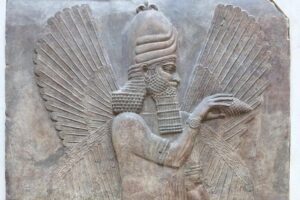 The Essential Louvre Masterpieces Tour - Limited to Six Guests - The Louvre essentials route: from older foundations to sculpture stars